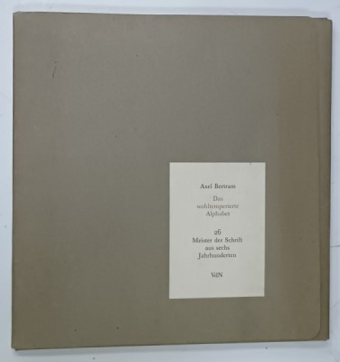 DAS WOHLTEMPERIERTE ALPHABET - 26 MEISTER DER SCHRIFFT AUS SECHS JAHRHUNDERT ( AFABETUL BINE TEMPERAT - MAESTRII AI SCRISULUI CALIGRAFIC ) von AXEL foto