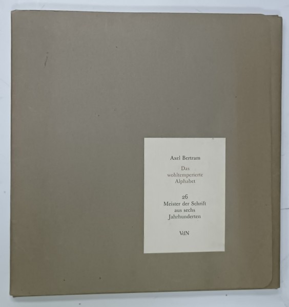 DAS WOHLTEMPERIERTE ALPHABET - 26 MEISTER DER SCHRIFFT AUS SECHS JAHRHUNDERT ( AFABETUL BINE TEMPERAT - MAESTRII AI SCRISULUI CALIGRAFIC ) von AXEL