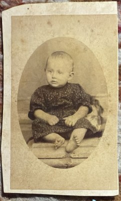 FOTO VECHE PE CARTON,ATELIER NESPECIFICAT/SFARSIT DE SEC.XIX/ d:100 x 60mm. foto