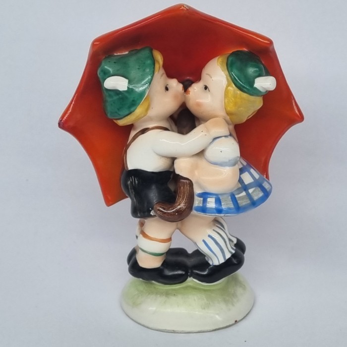 Indragostiti cu umbrela bibelou portelan german vechi, vintage