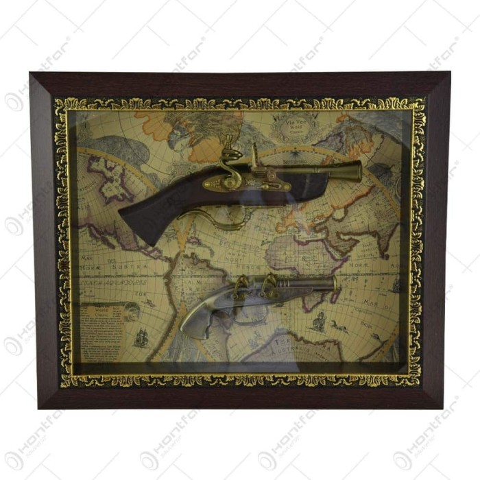 Tablou decorativ cu doua arme realizate din lemn si metal &ndash; Design Vintage (Tip 2)