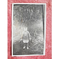 Fotografie tip carte postala, fetita in gradina, perioada interbelica