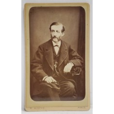 FOTOGRAF M. ALOPHE , PARIS , BARBAT CU REDINGOTA , FOTOGRAFIE C.D.V. , EMBOSATA , SFARSITUL SEC. XIX