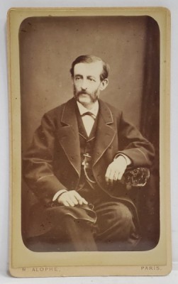 FOTOGRAF M. ALOPHE , PARIS , BARBAT CU REDINGOTA , FOTOGRAFIE C.D.V. , EMBOSATA , SFARSITUL SEC. XIX foto