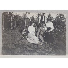 FOTOGRAFIE DE GRUP IN VIE , LA VALEA BOBULUI , FOTOGRAFIE MONOCROMA, DATATA 1910