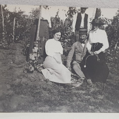 FOTOGRAFIE DE GRUP IN VIE , LA VALEA BOBULUI , FOTOGRAFIE MONOCROMA, DATATA 1910