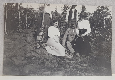 FOTOGRAFIE DE GRUP IN VIE , LA VALEA BOBULUI , FOTOGRAFIE MONOCROMA, DATATA 1910 foto