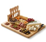 Set platou din bambus pentru servirea br&acirc;nzeturilor, include 4 cuțite din inox, design elegant