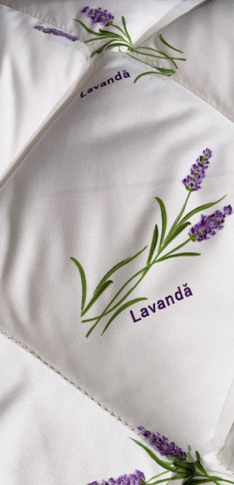 Pilota lavanda iarna matlasata LavenderDream Coneltex, dimensiuni 180x210 cm, dreptunghiulara, culoare alba, umplutura fibra siliconizata, antialergic