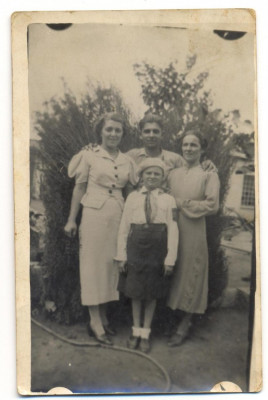 AD 1252 C. P. VECHE-ELEVA IN TINUTA DE STRAJERIE , CU FAMILIA - 18 AUGUST 1937 foto