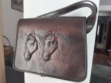 Geanta de tip poștaș, perfecta pentru laptop, piele embosata cu decor cai