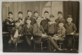 SCOLARI CU PROFESORUL LOR , FOTOGRAFIE DE GRUP IN INTERIOR , CCA. 1900