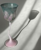 Paharul de vin din sticlă venețiană, avand o formă unică, semnat la baza