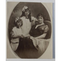 MAMA SI CELE DOUA FIICE , POZAND IN STUDIO , FOTOGRAFIE TIP CARTE POSTALA , MONOCROMA, DECUPATA * , DATATA 1916