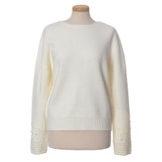 Pulover alb elegant cu perle aplicate pe maneci