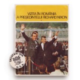 Vizita &icirc;n Rom&acirc;nia a președintelui Richard Nixon, 1969, revistă + insignă metalică