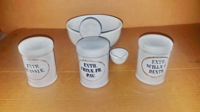 G236-I-Set Farmacie vechi portelan-2 Mojare+ 3 Borcane anii 1900, maxim interbelice. foto