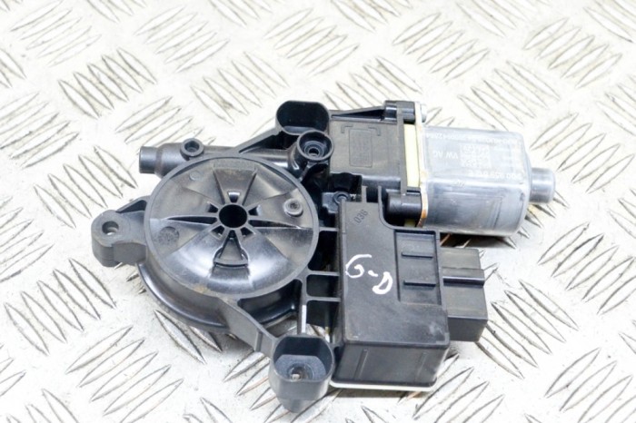Motor macara geam ușă dreapta spate SKODA OCTAVIA III Combi 5E5 2018 OEM: E850202016,5Q0959812E,E850202078,0130822724 | 13908957