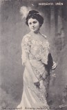 Portret al actritei maghiare Varsanyi Iren intr-o rochie eleganta de dantela