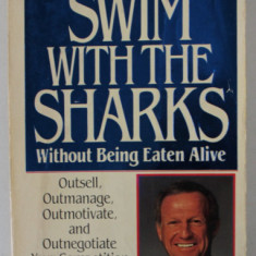 SWIM WITH THE SHARKS WITHOUT BEING EATEN ALIVE by HARVEY MACKAY , 1988 , PREZINTA SUBLINIERI SI INSEMNARI