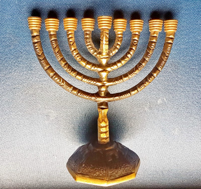 F157-MENORA MICA Israel 9 brate bronz masiv mesaj in ebraica stare foarte buna. foto