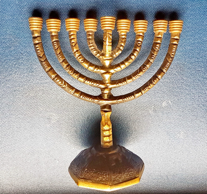 F157-MENORA MICA Israel 9 brate bronz masiv mesaj in ebraica stare foarte buna.