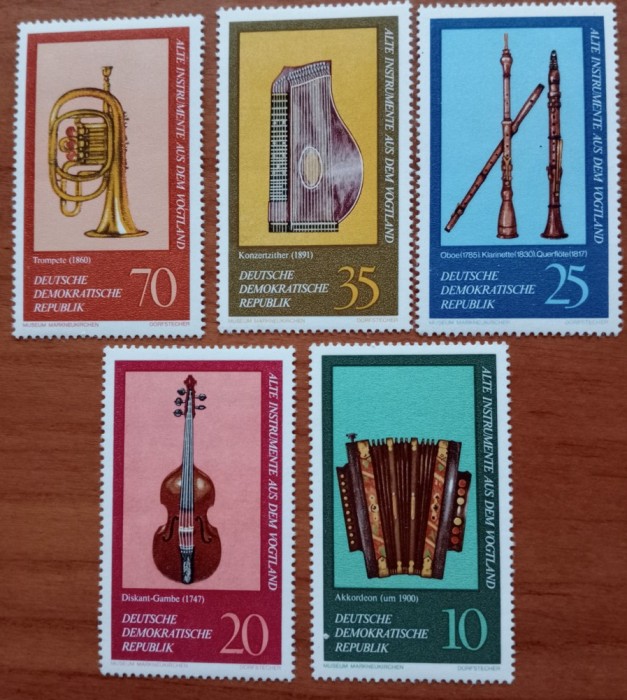 D.D.R--&#039;&#039;instrumente muzicale&#039;&#039;Serie de 4v MNH- NESTAMP. -vezi scan