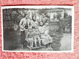 Fotografie tip carte postala, familie in curte, pe banca, 1937