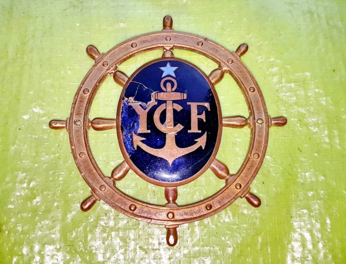 G265-Aplica Sigla marina veche cu cange YCF-Yacht Club de France bronz aurit si emailat, diametrul 9,5 cm. Stare generala buna cu defect la email.