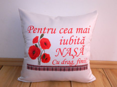 Perna personalizata patrata alba, model ?Pentru cea mai iubita nasa?, poliester, 40?40 cm foto