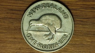 Noua Zeelanda - moneda de colectie exotica - 1 florin 1935 argint - George V - destul de rara ! - pasarea Kiwi ! foto