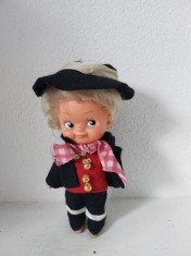 Papusa vintage, Austria, baiat in costum national popular, caucic, articulat, 15cm inaltime