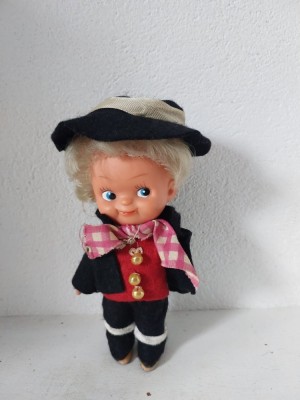 Papusa vintage, Austria, baiat in costum national popular, caucic, articulat, 15cm inaltime foto