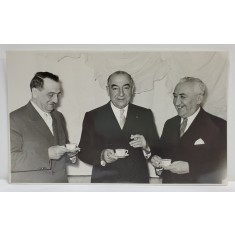 DOCTORUL PROFESOR LAFFONT IMPREUNA CU DOI COLEGI ROMANI , FOTOGRAFIE , 1957