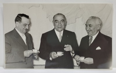 DOCTORUL PROFESOR LAFFONT IMPREUNA CU DOI COLEGI ROMANI , FOTOGRAFIE , 1957 foto