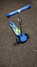 Trotineta cu trei roti, Skate, pentru copii, albastra, leduri pe roti, aluminiu/plastic, ghidon reglabil la trei inaltimi 55x60x64 cm