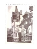 Mica foto doua femei in fata la castelul Peles, nedatata, stare buna
