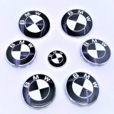 Set sigle embleme BMW 7 piese, alb negru, capota 82 mm, portbagaj 74mm, 4 capace jante aliaj 68mm, volan 44 mm, seria Seria 3, E90, E91, F30, F31