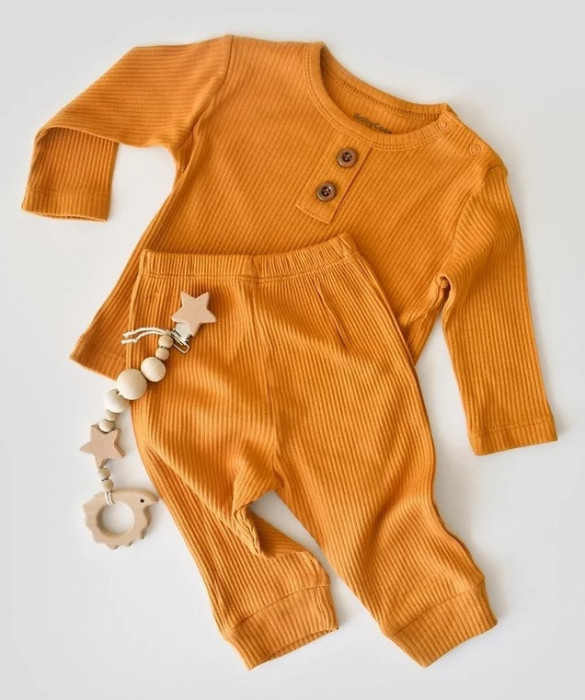 Set bluzita cu maneca lunga si pantaloni lungi din bumbac organic si modal - Mustar BabyCosy (Marime: 18-24 Luni)