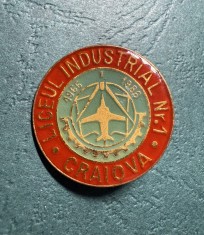 Insigna Liceul Industrial nr. 1 Craiova 1966 1986 aniversara 20 ani varianta rosu