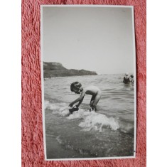 Fotografie, Geo (dr. Litarczek, parintele radiologiei romanesti) la Techirghiol, jucandu-se cu galeata, 1929