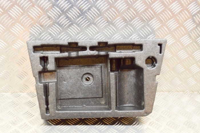 Spuma portbagaj VW TOUAREG 7P5 2012 OEM: 7P6012112D 11747454