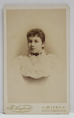 FOTOGRAFIE C.D.V. , STUDIO F. KIEPERT , MITAU , DOAMNA CU GULER ALB , SFARSITUL SEC. XIX foto