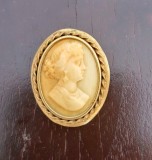 F633-C-Brosa antica CAMEE naturala scoica-Bust Femeie epoca montura alama aurita