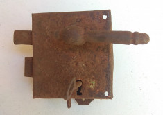 zavor incuietoare inchizatoare yala broasca veche de poarta taraneasca foto
