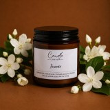 Iasomie &ndash; Lum&acirc;nare parfumată handmade din soia &icirc;n recipient sticlă ambră