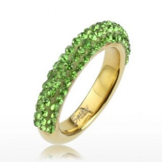 Inel strălucitor de culoare aurie realizat din oțel, linii de strasuri verde deschis - Marime inel: 49