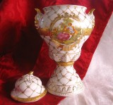 VAZA PORTELAN CU MODEL FRAGONARD AURIT MASIV - VAZA LUCRATA MANUAL 34 CM