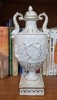 Amfora Portelan Capodimonte, Vas Decorativ cu Personaje Mitologice, 25cm