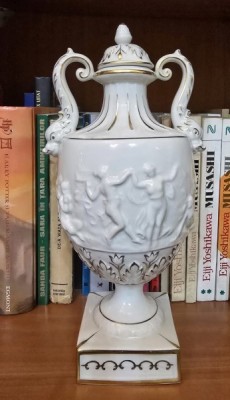 Vas decorativ de tip amfora, marcat Capodimonte foto